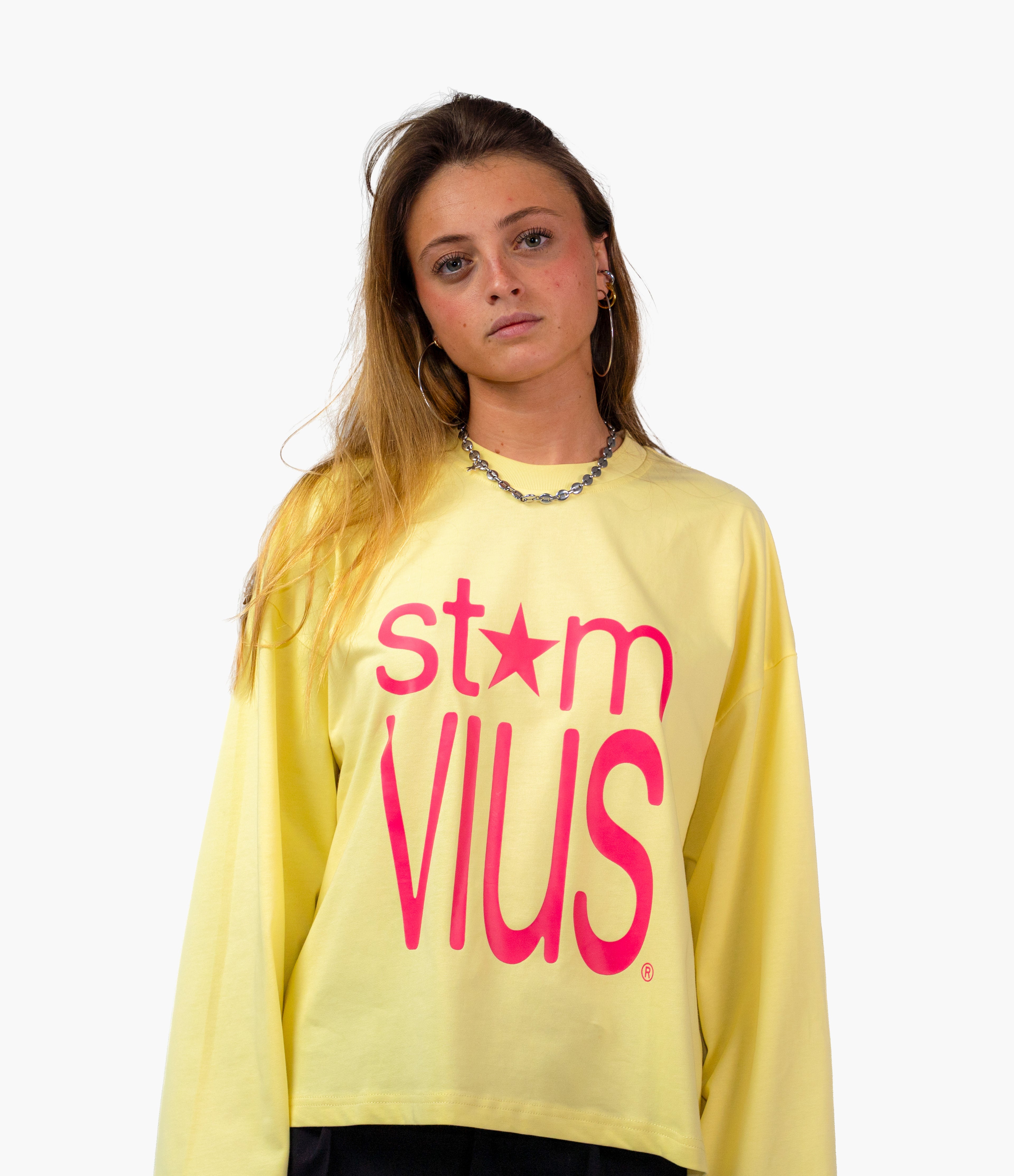 stemvius Pink & Yellow Longsleeve worn by female model – oversized streetwear Barcelona