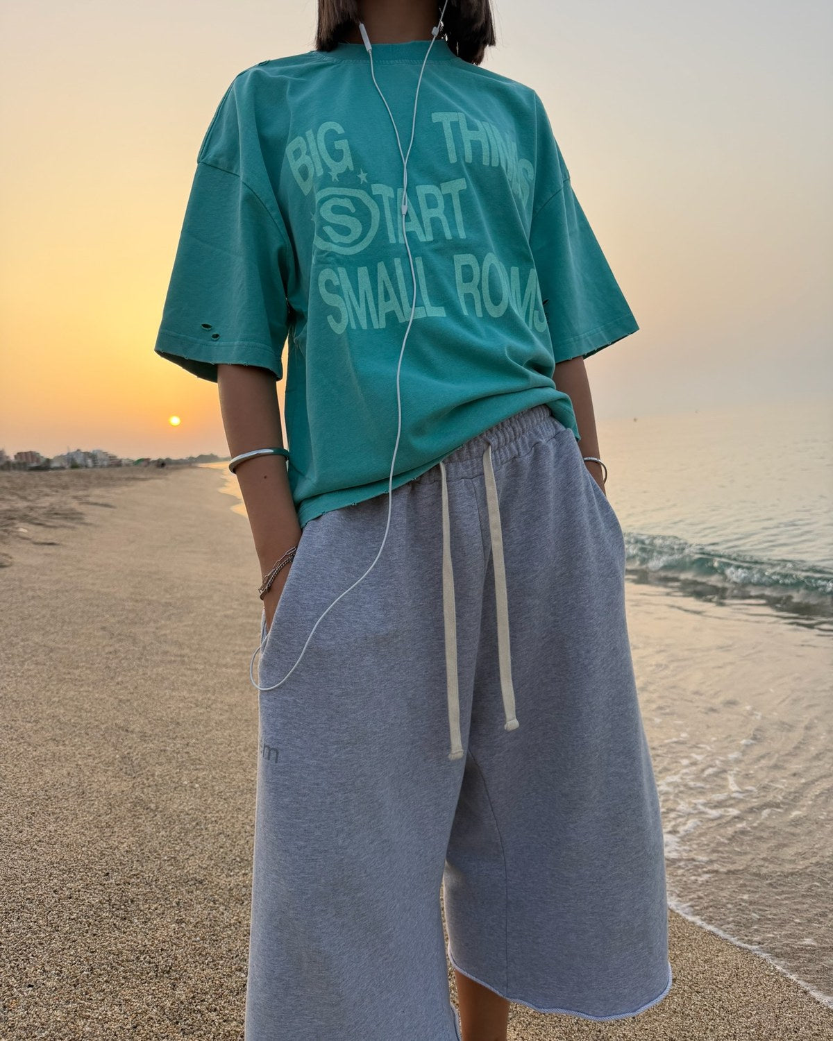 Dreamer Green T-Shirt i Yellow Star Gray Pant al capvespre a la platja