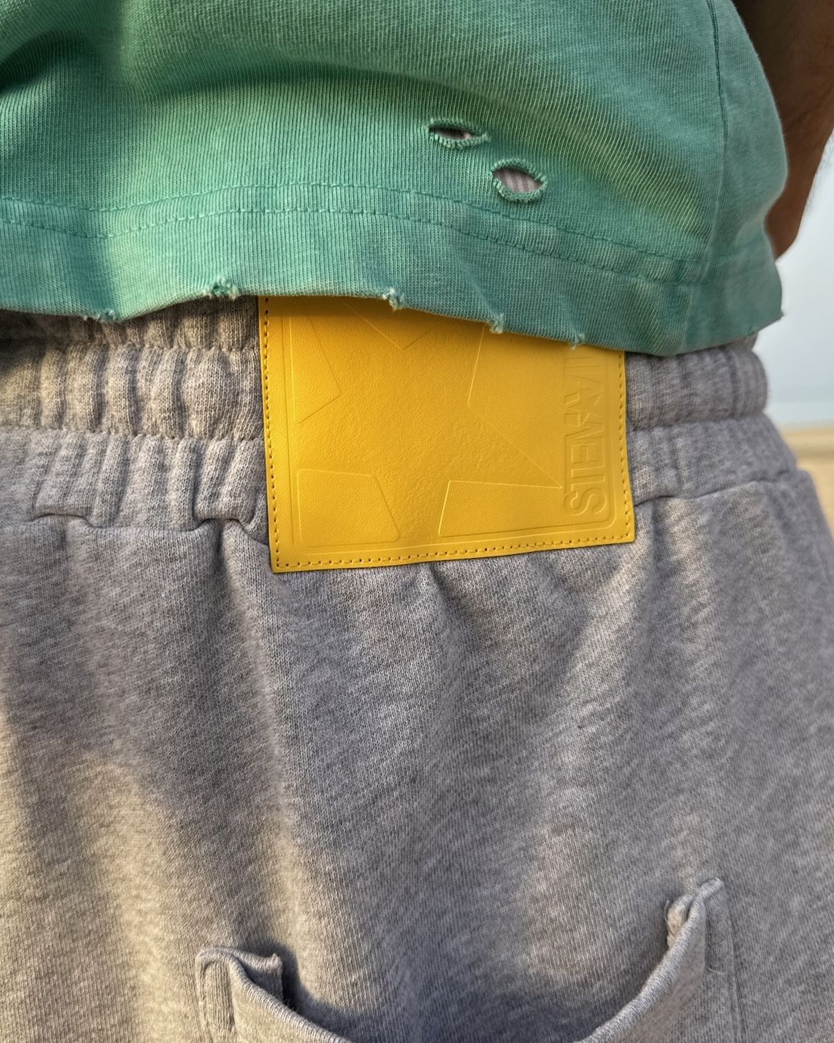 Detall del pegat posterior de pell de Yellow Star Gray Pant