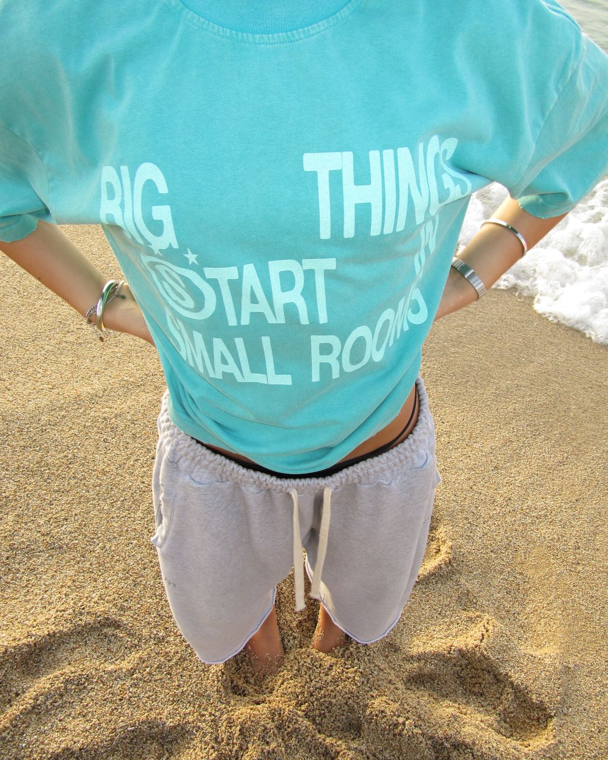 Dreamer Green T-Shirt i Yellow Star Gray Pant a la platja