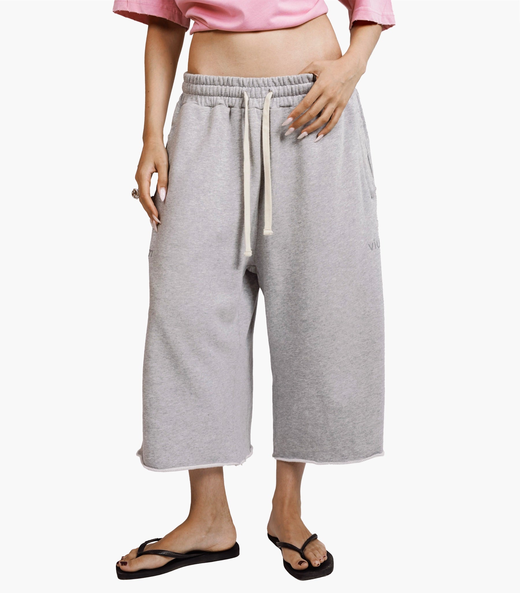 Modelo con Yellow Star Gray Pant gris de stemvius sobre fondo blanco.