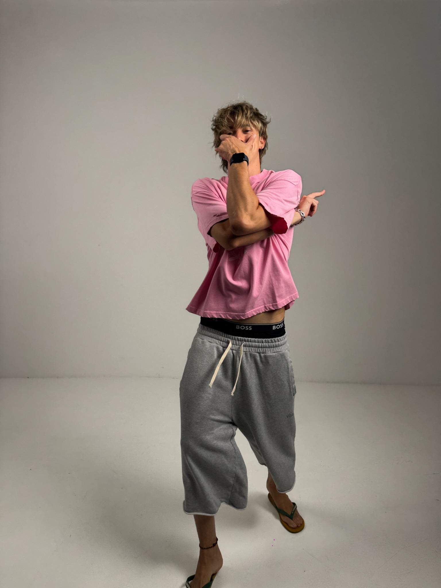 Modelo con University Pink T-Shirt rosa y Yellow Star Gray Pant gris en un estudio.